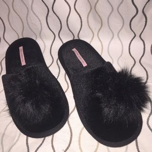 NWOT Victoria’s Secret Pom Pom slippers